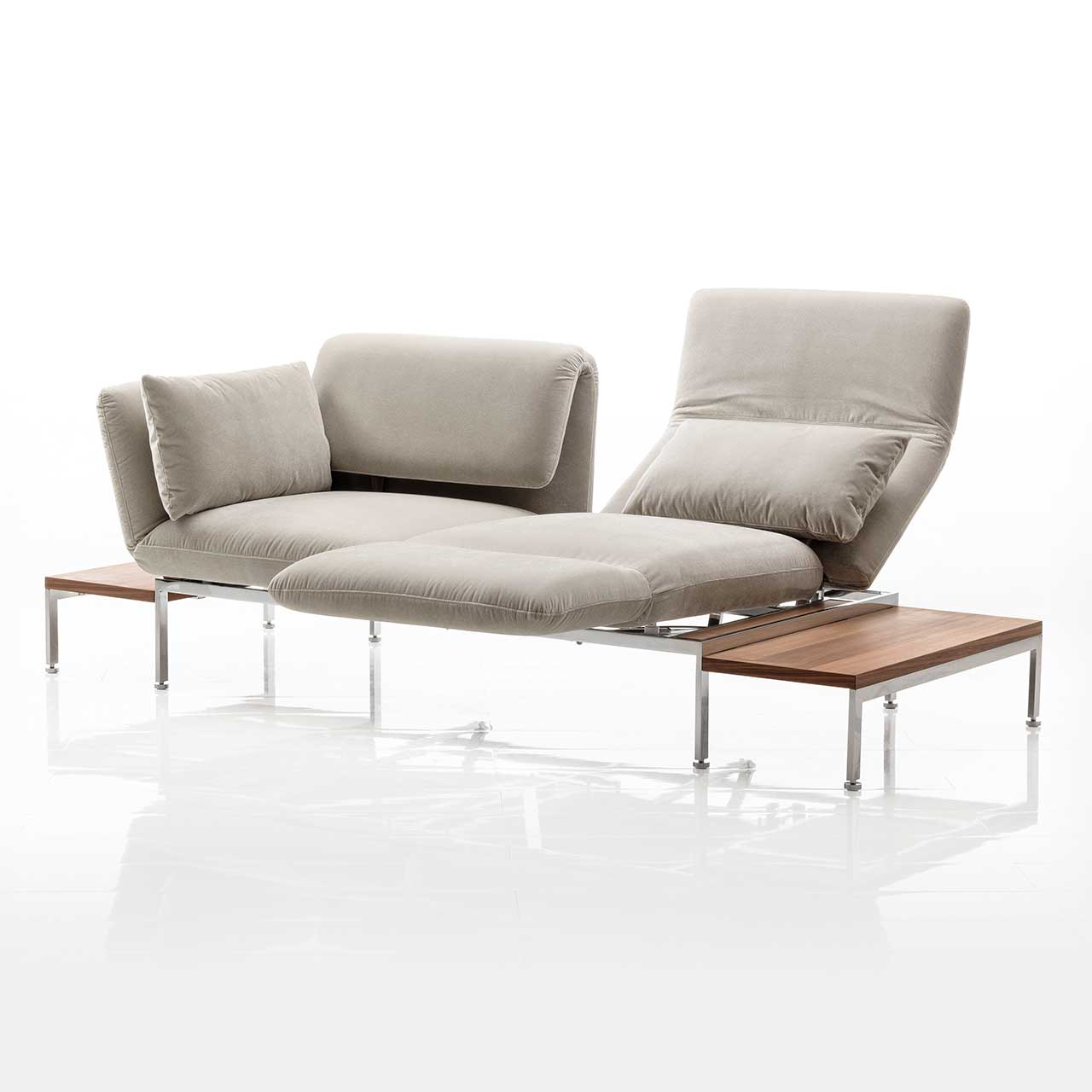Zweisitziges Sofa der Serie roro medium classic in taupe mit Andocktischen rechts und links.
