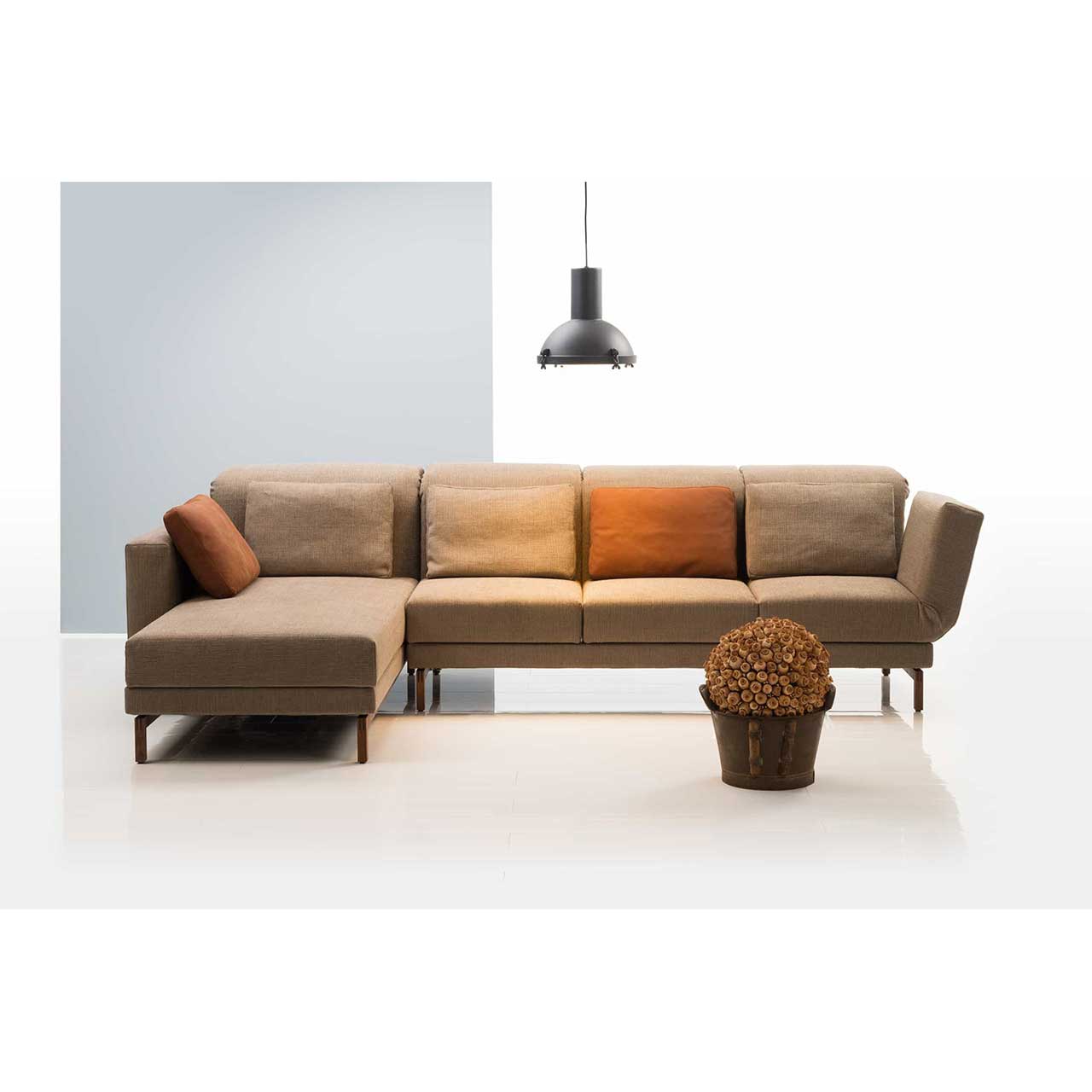 Eckgarnitur in hellbraunem Stoff mit Longchair links.