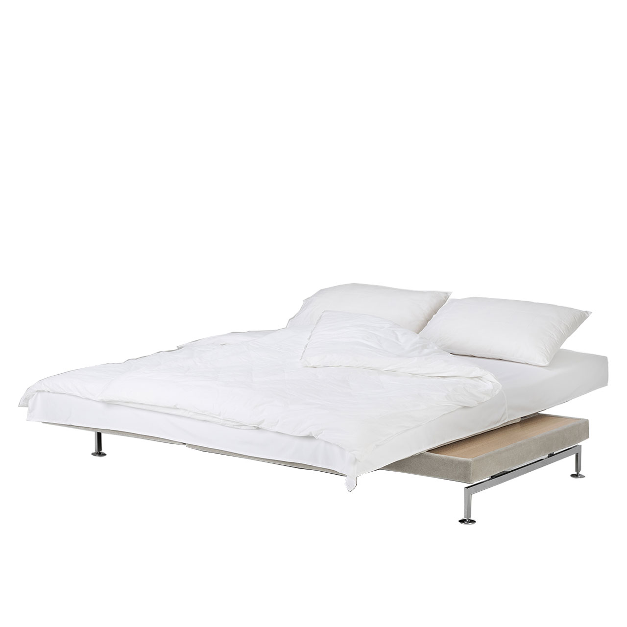 Beiges Sofa. Beide Rückenlehnen sind waagrecht abgeklappt, die Armlehnen sind zur Relaxposition umgeschwenkt, so dass eine großzügige Liegefläche entsteht. Auf dem umgebauten Sofa liegt weiße Bettwäsche.