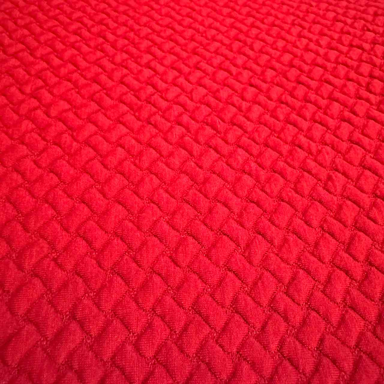 Detailaufnahme des wabenartigen einfarbig roten Stoffes