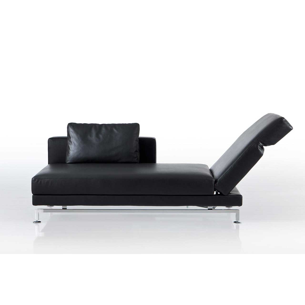 Longchair mit Kufen in chrom glänzend und in schwarzem Leder. Die Rückenlehne ist halb abgsenket, die Armlehne zum Fußende vorgeschoben.