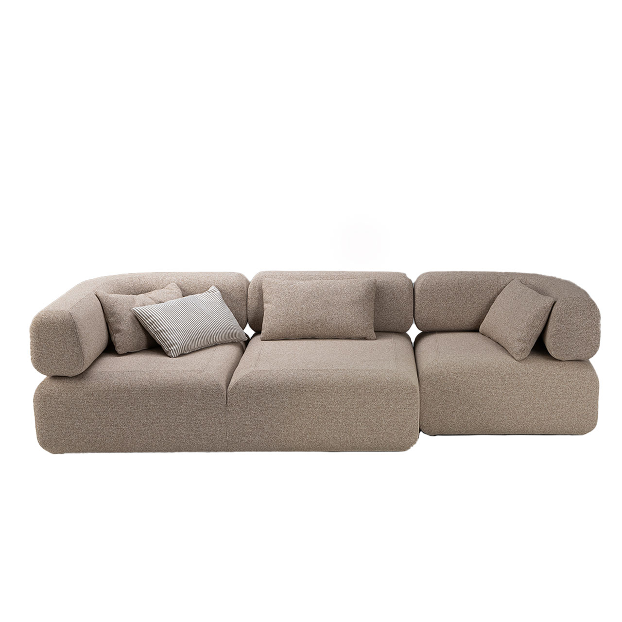 Hellbraunes Sofa aus Openend und Abschlusselement mit vier Kissen.