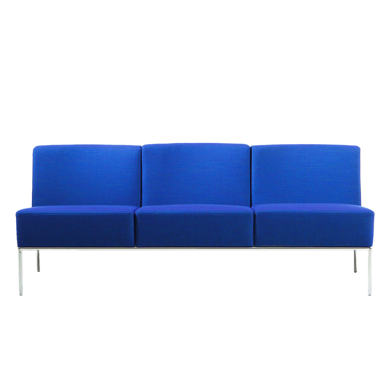 Ein Sofa der Serie add1 mit 3 Sitzen ohne Armlehnen in der Stofffarbe dunkelblau. Das Untergestell ist mattchrom lackiert.