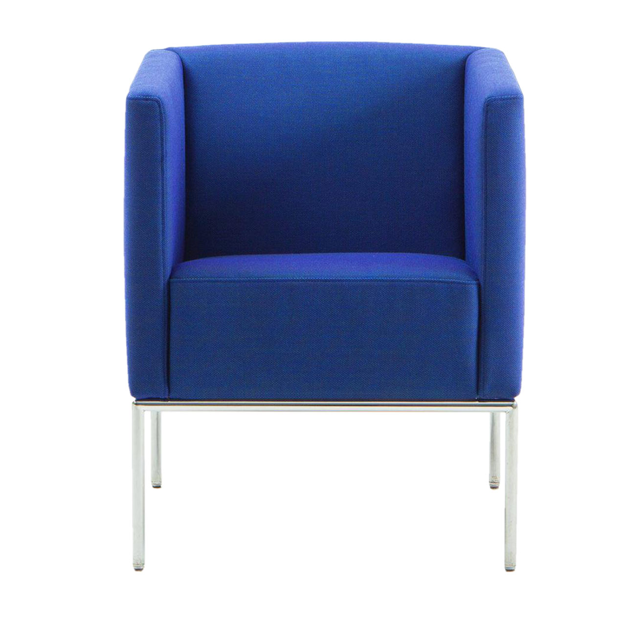 Ein royalblauer Sessel mit Untergestell in mattchrom.