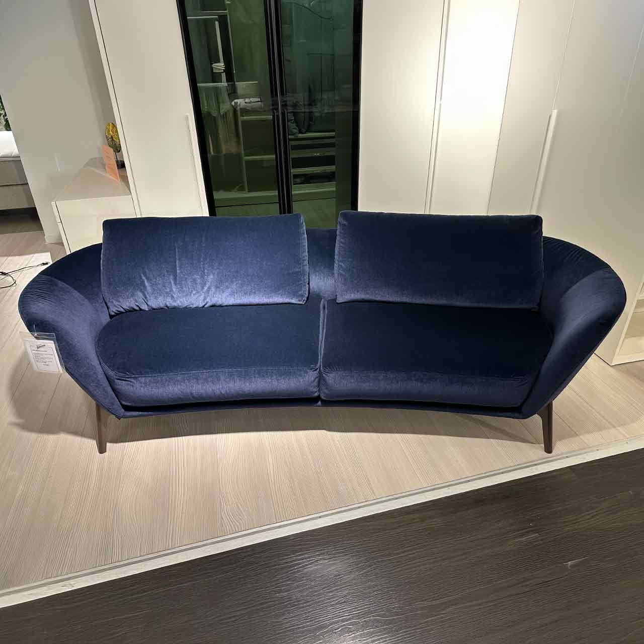 Geschwungenes Zweisitzer-Sofa mit leuchtend blauem Stoffbezug und schwarzen Füßen