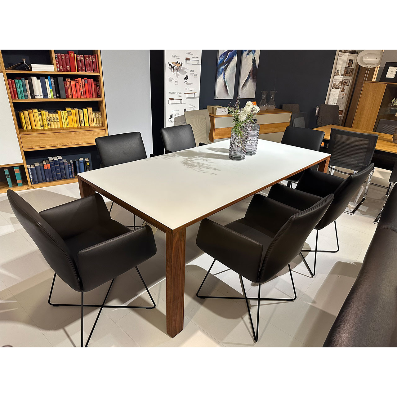 Sechs Jalis Stühle stehen an einem rechteckigen Tisch (nicht im Angebot enthalten).