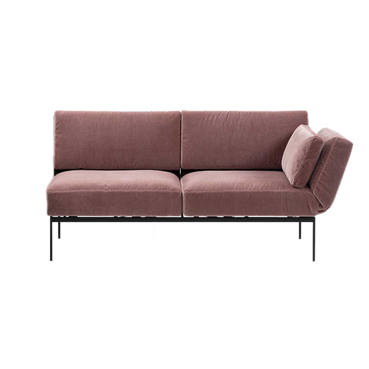 Das Anstellsofa der Serie roro medium soft mit zwei Sitzplätzen und Armlehne rechts in rosefarbenem Stoff.