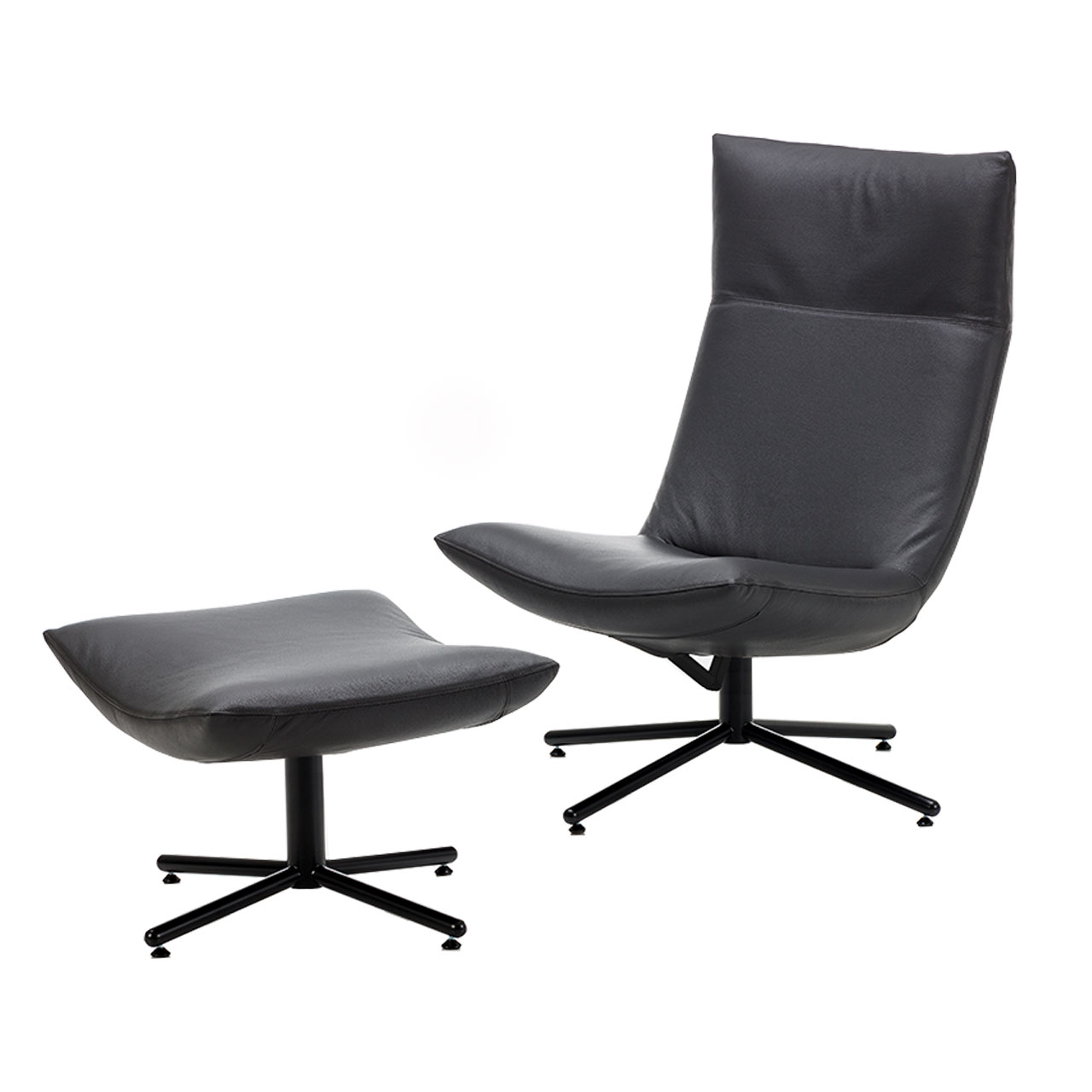 Ein schwarzer Lederdrehsessel mit schwarzem Kreuzfuß. Der Sessel hat keine Armlehnen. Vor dem Sessel steht ein ebenfalls drehbarer Hocker.