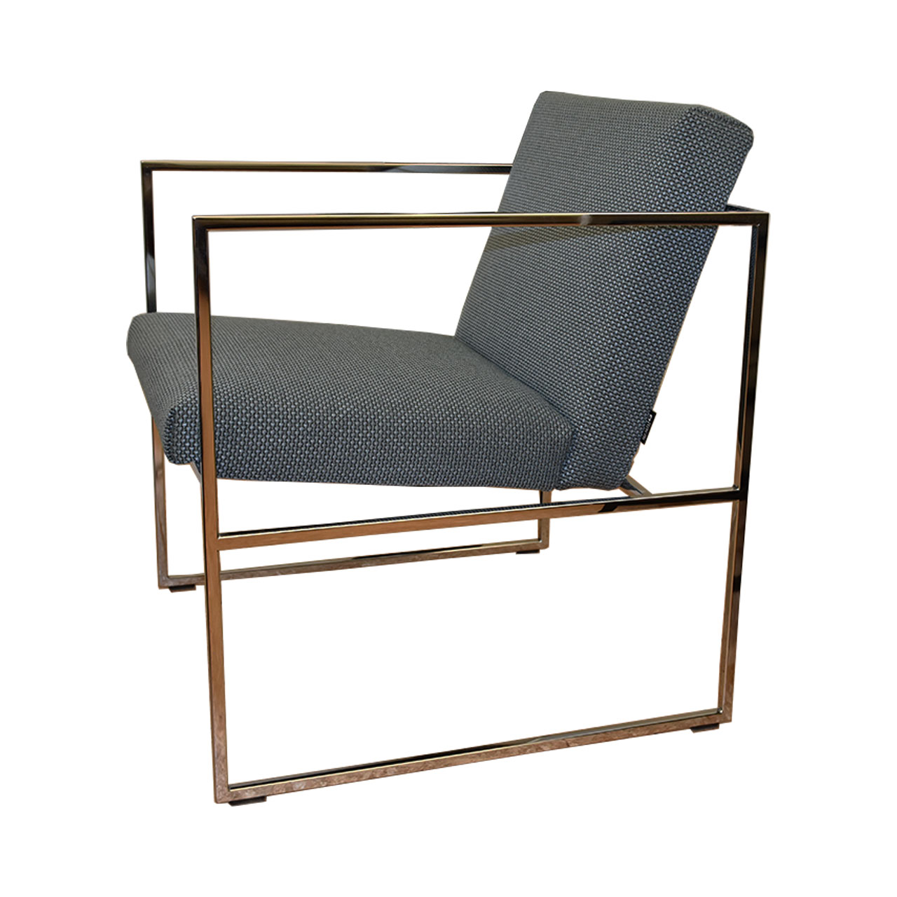 Sessel mit grauem Stoffbezug und Gestell in Metall glänzend.