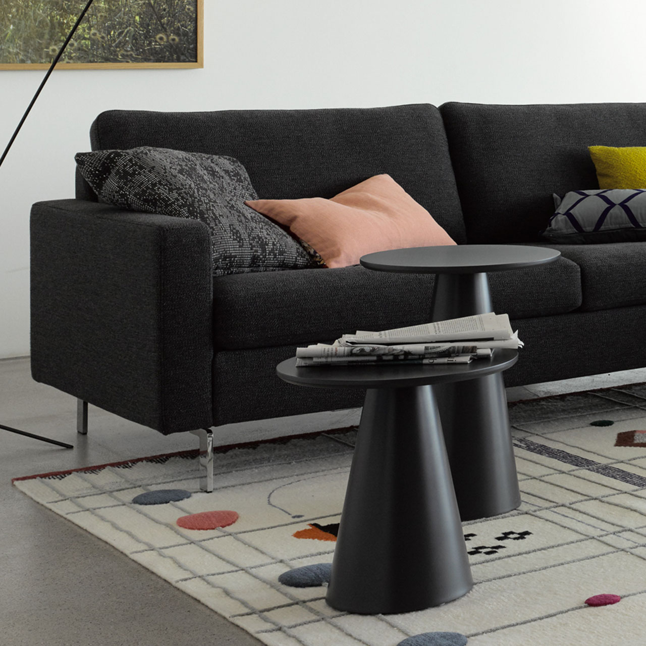 Milieubild der beiden Beistelltische in schwarz vor einem Sofa