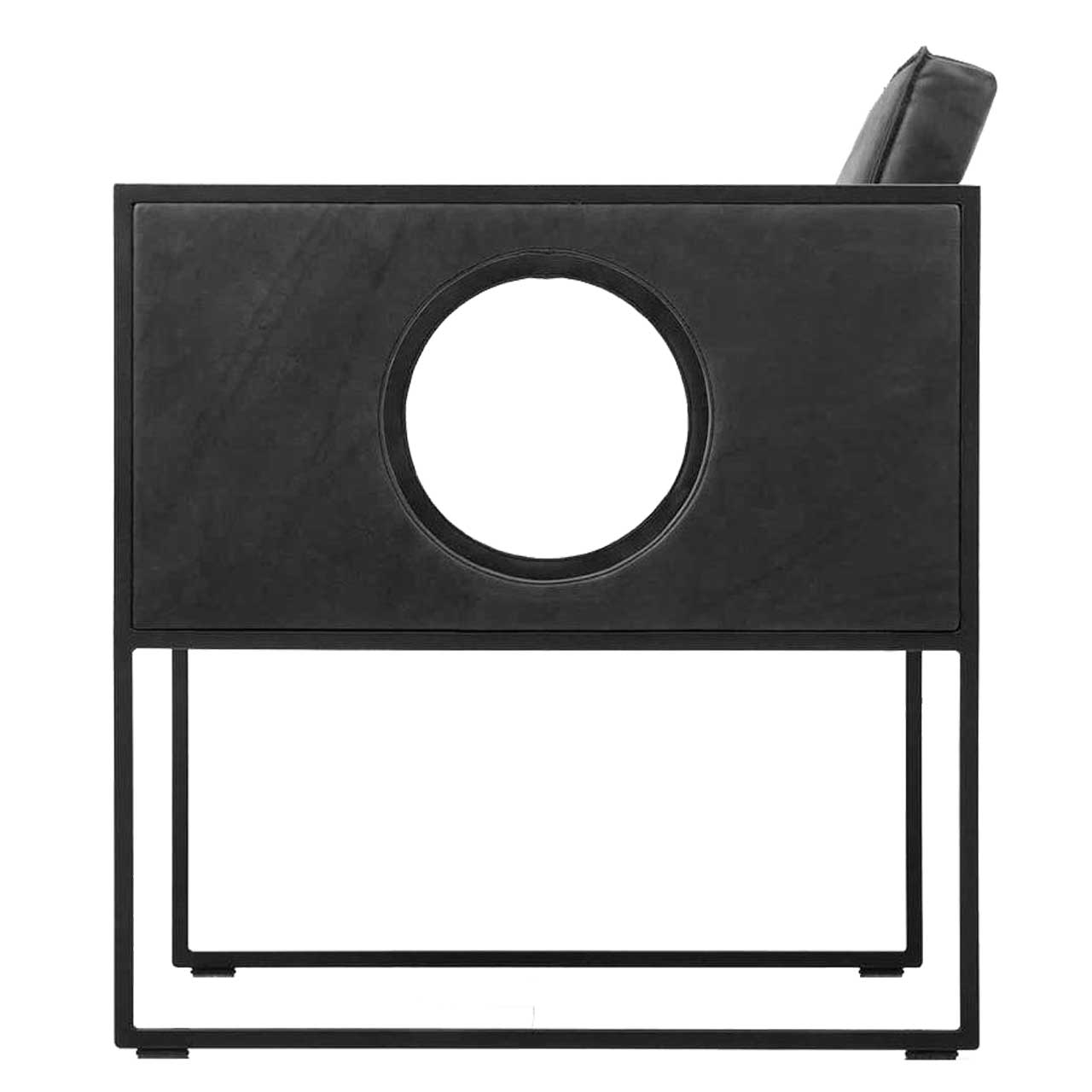 Seitenansicht: Filigraner Sessel mit schwarzem Untergestell und schwarzem Leder bezogen. Die Armlehnen sind geschlossen und mit rundem Cut Out. 