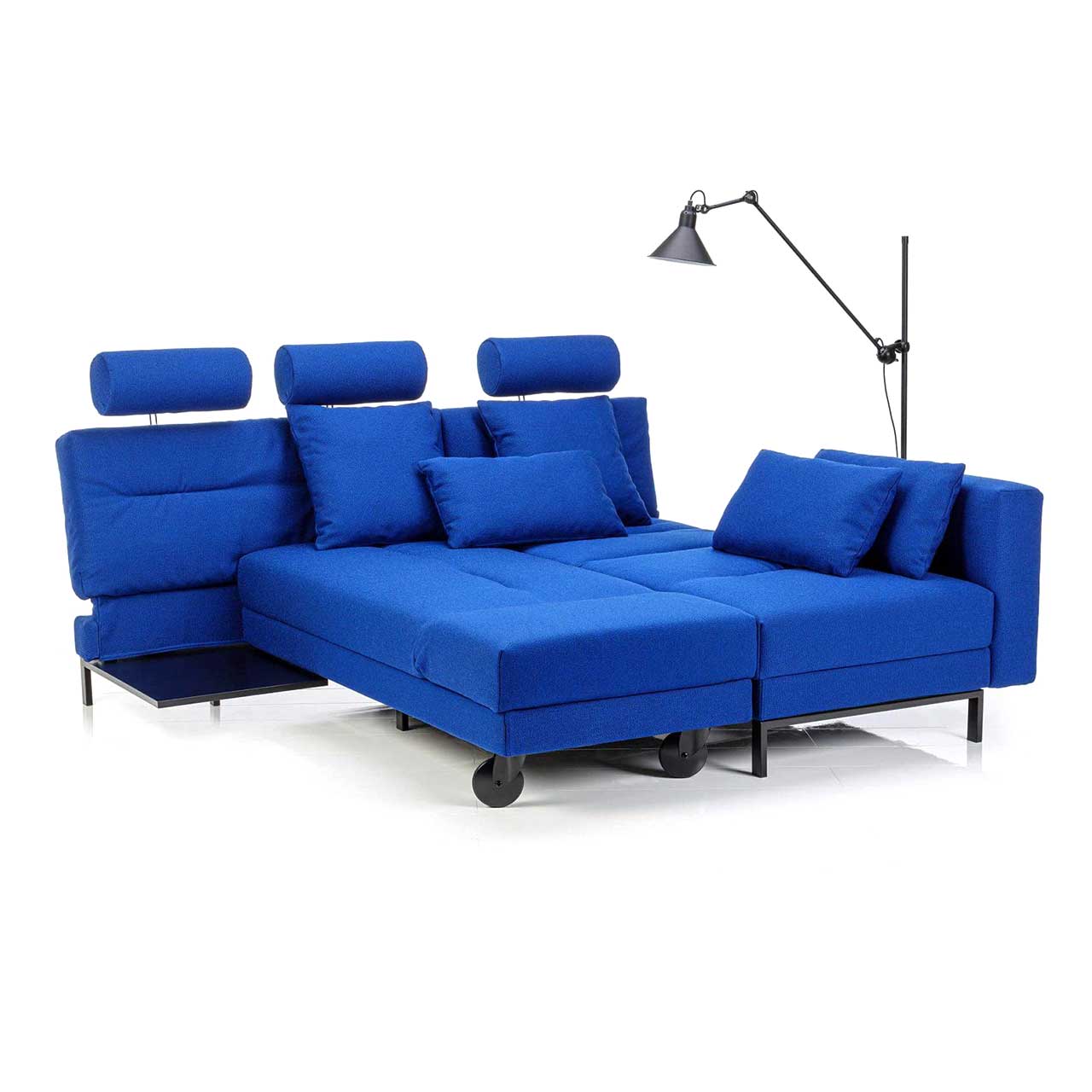 Blaue Eckgarnitur von brühl four-two compact. Der schwenkbarem Longchair ist so angestellt, dass eine Liegefläche entstanden ist.