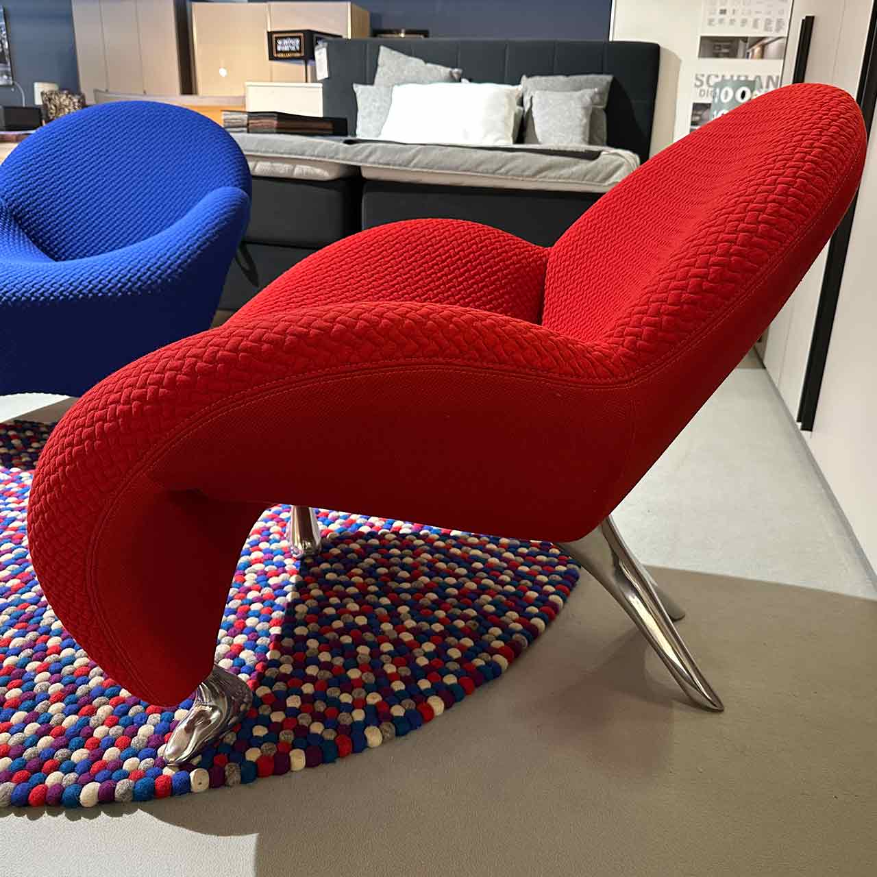 Die Seitenaufnahme zeigt deutlich die Füße, hinten Astartig, vorne Tierfüßen nachempfunden.