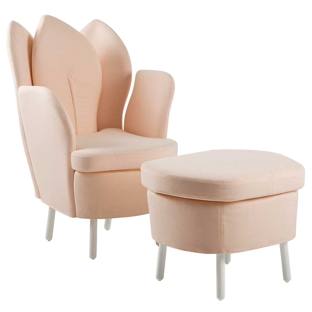 Pastell-rosa Sessl mit passendem Hocker mit weißen Beinen. Der Sessel hat eine floral geformte Rückenlehne.