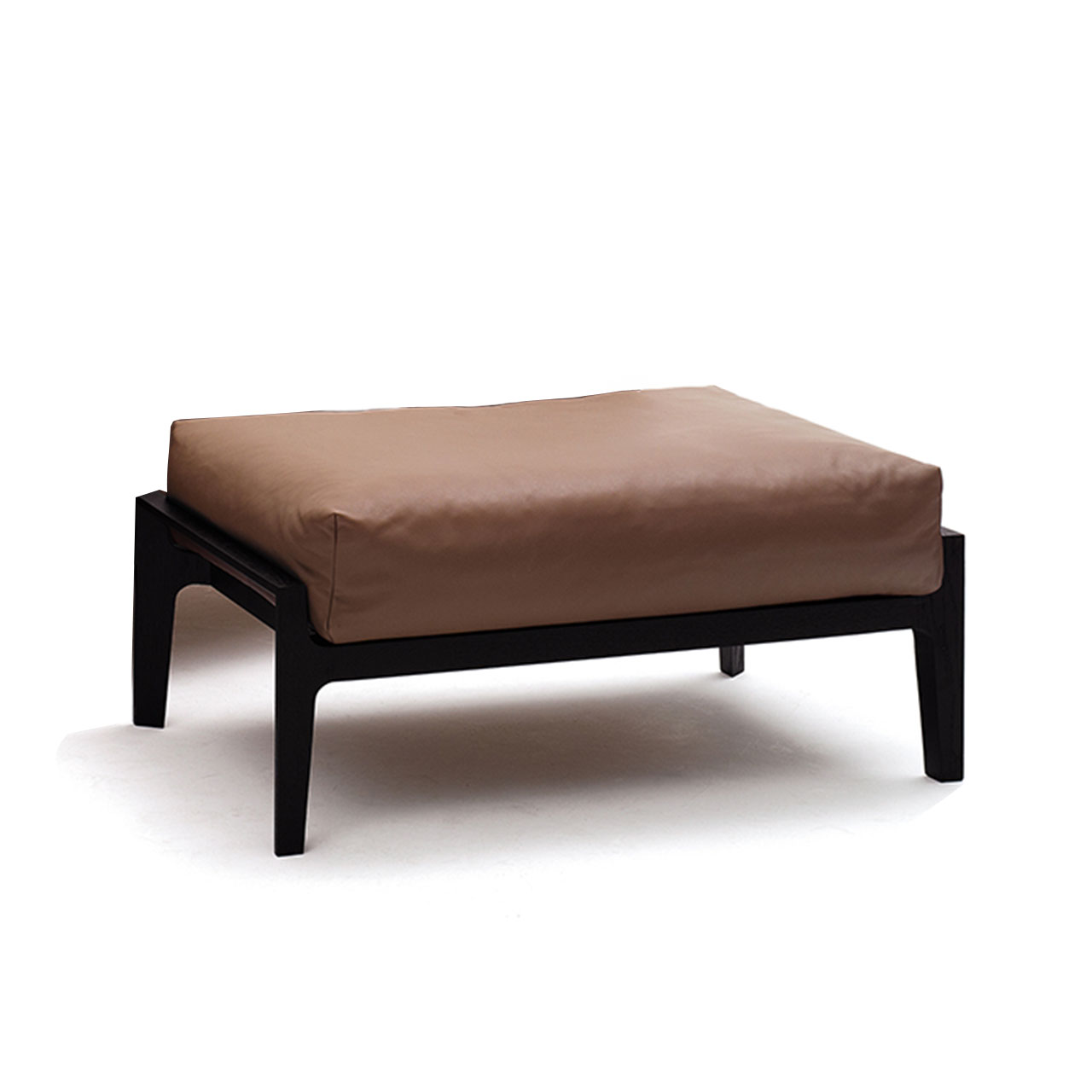 Hocker auf dunklem Holzgestell mit rechteckigem braunem Lederpolster darauf.