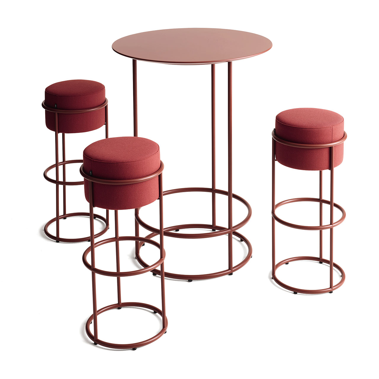 Drei Barhocker stehen an dem passenden runden Tisch