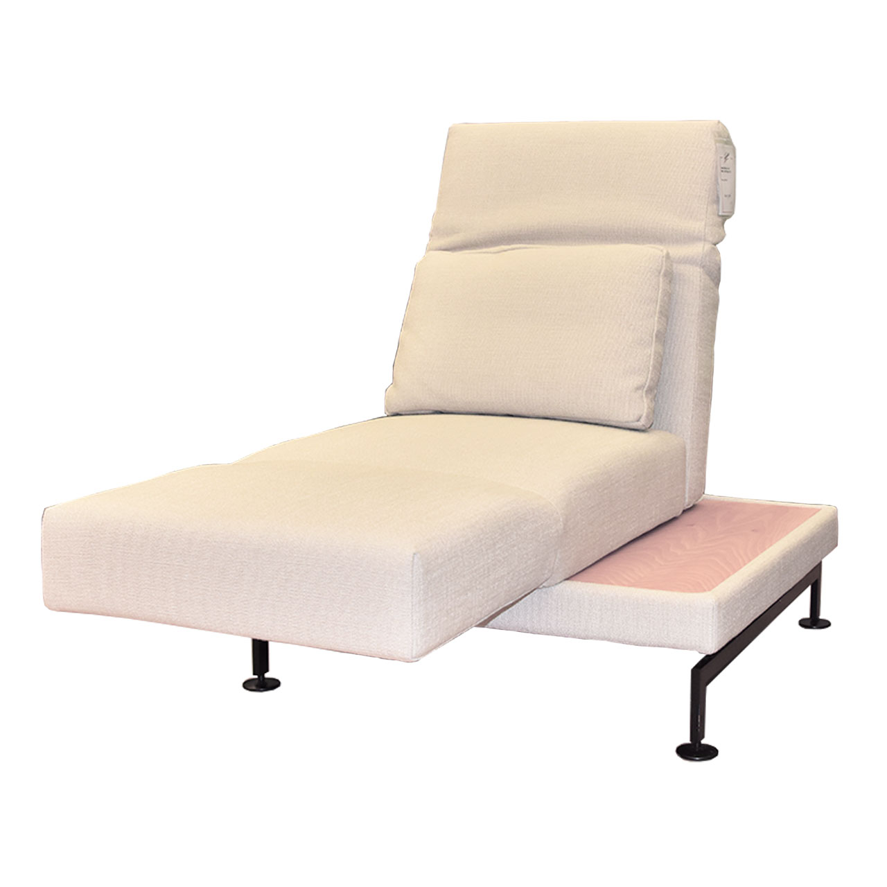 Multifunktionssessel mit kleiner Ablage auf der rechten Seite. Der Stoff ist cremeweiß, die Ablage in hellem Holz. Die Armlehne ist zur Relaxposition vorgeschwenkt.