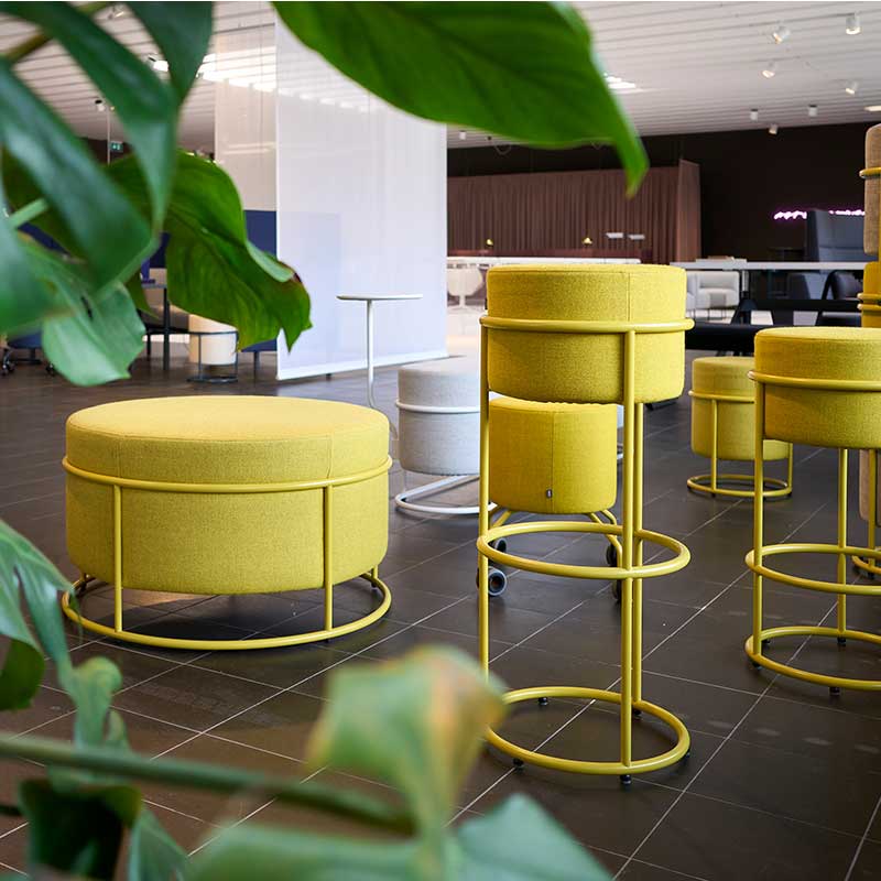 Verschiedene gelbe Hockerelemente in unterschiedlichen Größen.