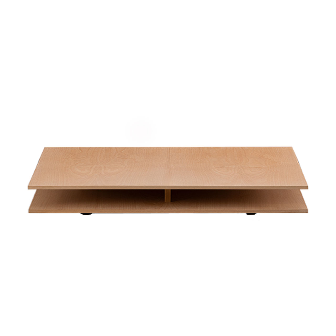 Ein niedriger rechteckiger Tisch aus Holz. Der Tisch hat keine Beine sondern steht auf Kunststoffgleitern.