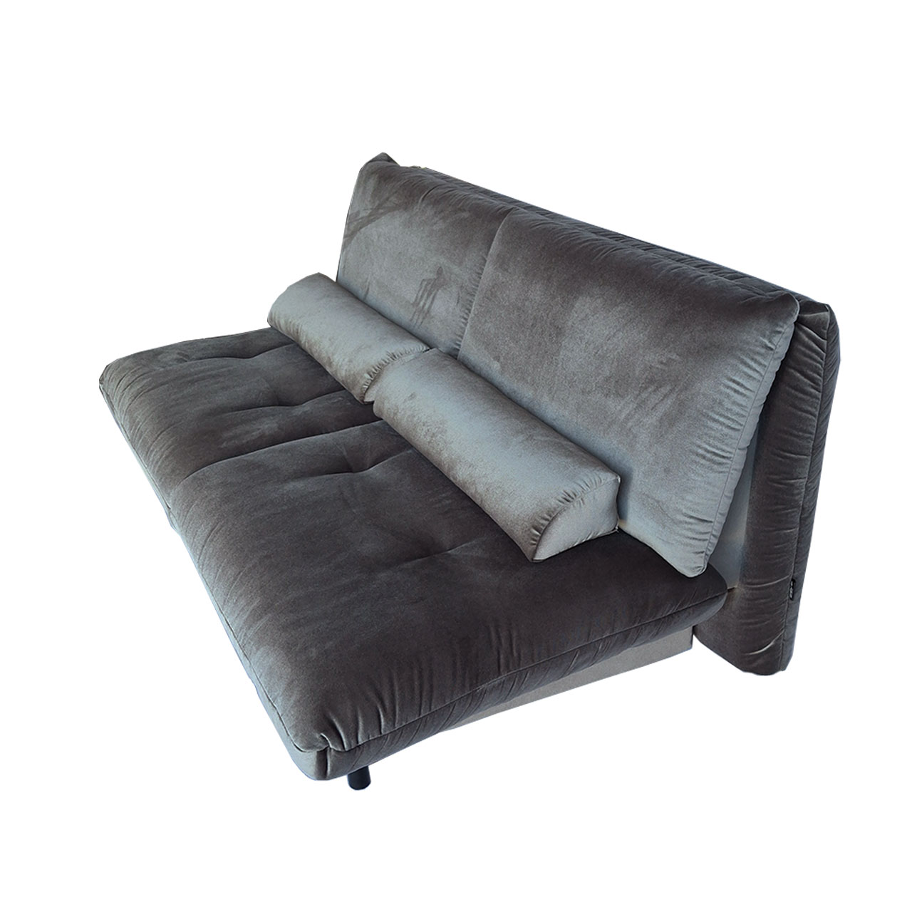 Schlafsofa in grauem Velourstoff mit zwei schmalen Kissen.