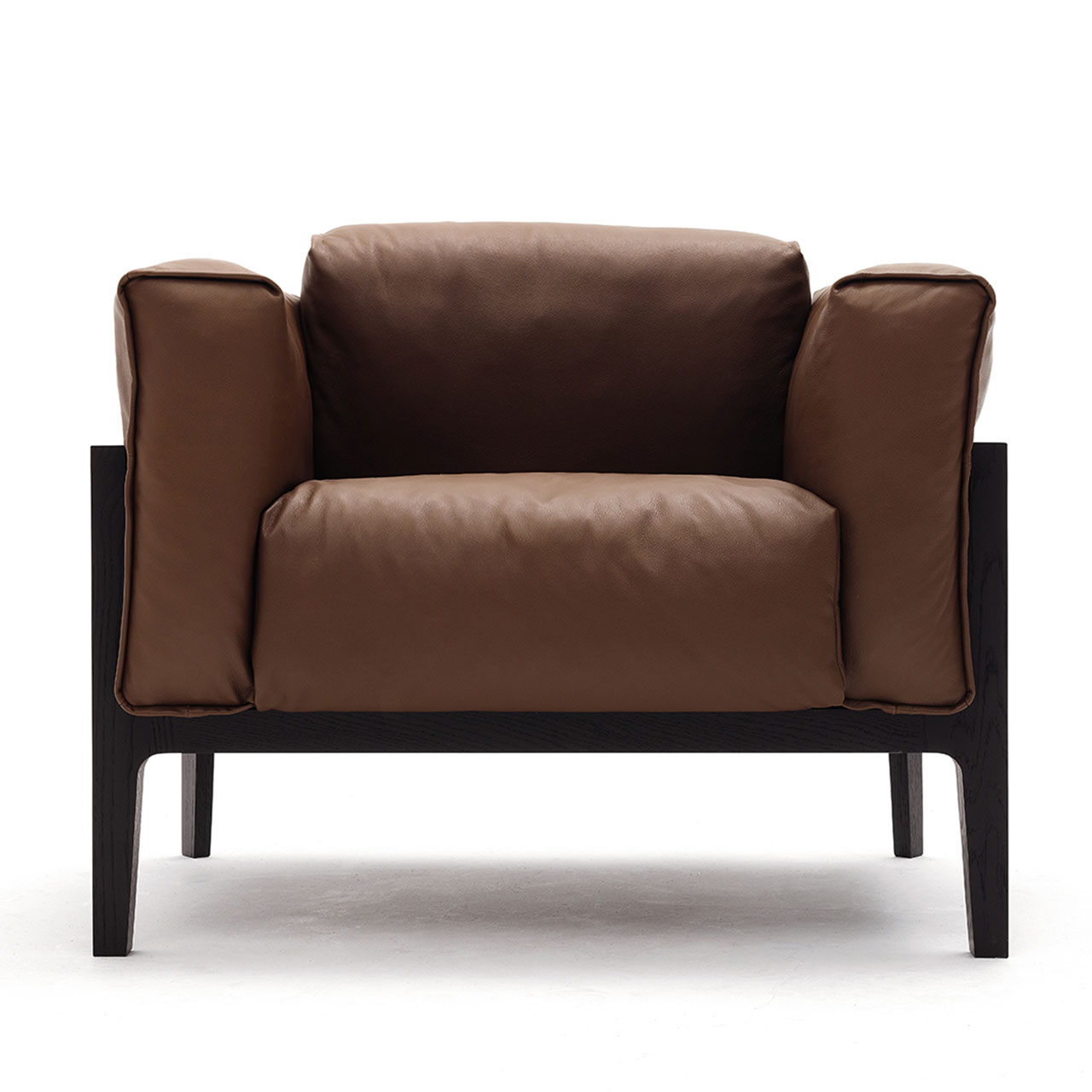 Sessel mit braunem Lederbezug auf dunklem Holzgestell mit Beinen