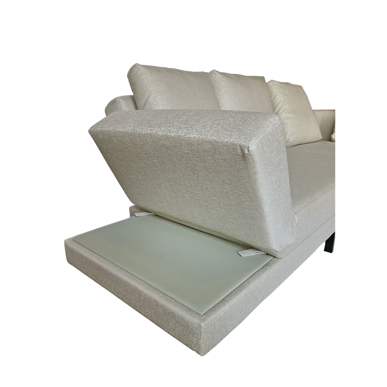 Detailsicht Multifunktionssofa four-two : Die Armlehne links ist halb aufgestellt. Darunter ist eine lederbezogene Ablagefläche zu erkennen.