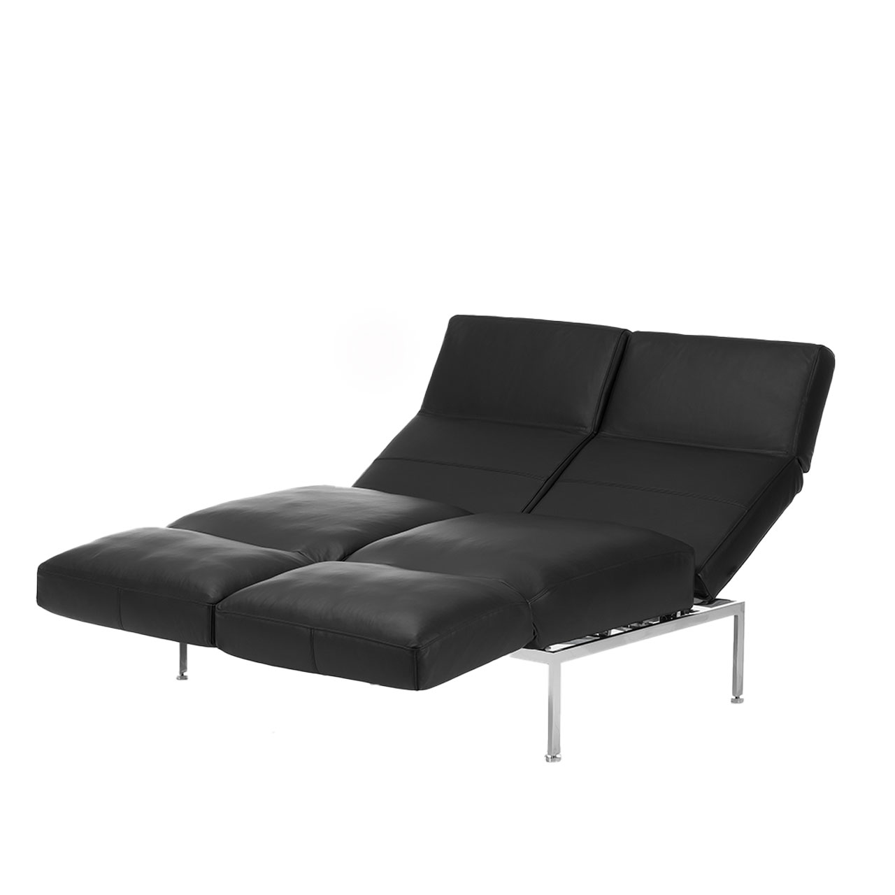 Zweisitziges Sofa der Serie roro small soft in schwarzem Leder zur Relaxposition umgeschwenkt.