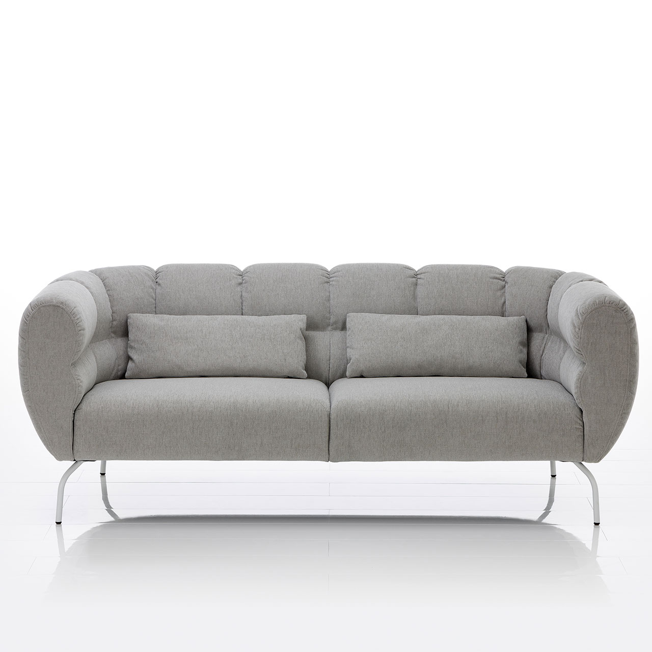 Sofa der Serie brühl magnolia in hellgrauem Stoff mit weißen Metallfüßen. 