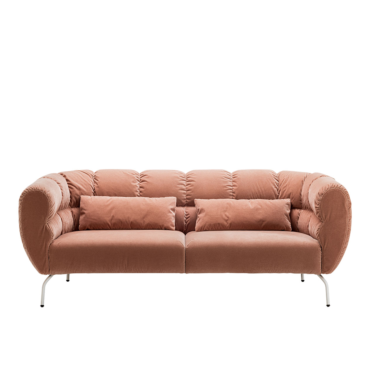 Sofa der Serie brühl magnolia in rotbraunem Stoff mit schwarzen Metallfüßen.
