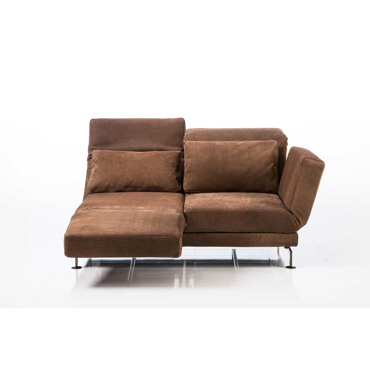 Dunkelbraunes Ledersofa. Die linke Armlehne ist vorgeschwenkt, die linke Rückenlehne halb abgesenkt.