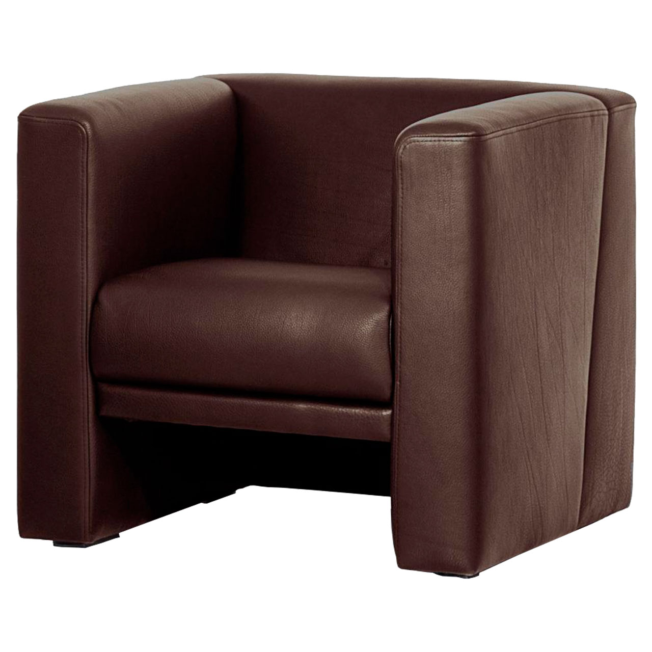 Freigestellter kubischer Sessel in dunkelbraunem Leder.