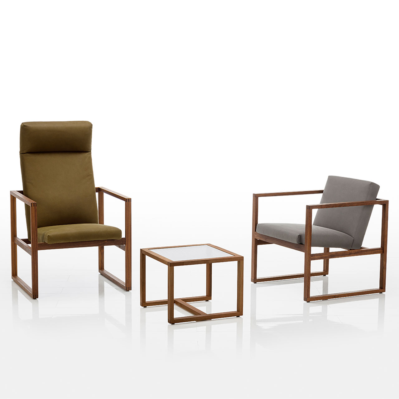 Ein Highback- und ein Lowback-Chair it Untergestell aus Holz.
