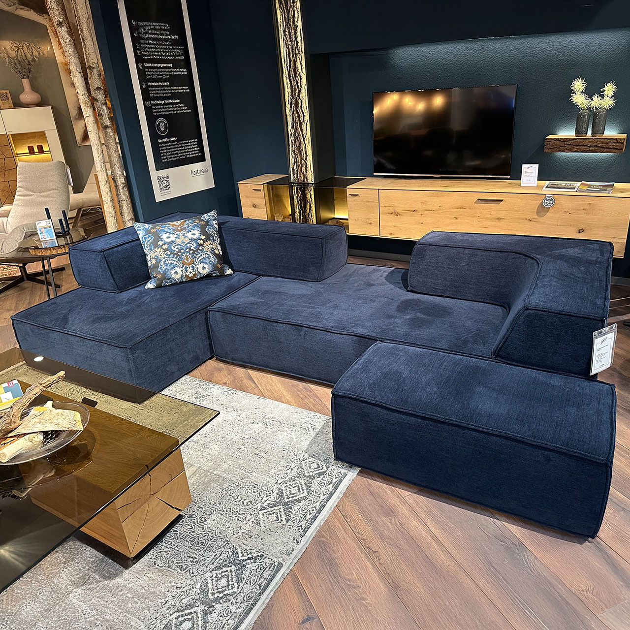 Polstermöbel bestehend aus drei Sitzelementen und zwei Rückenelementen in blauem veloursartigen Stoff