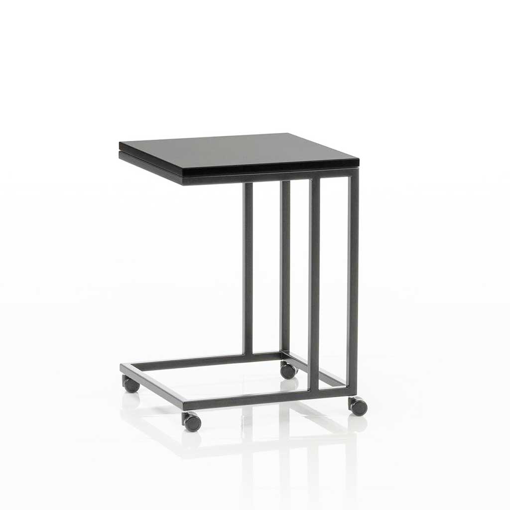 Kleiner Beistelltiscch auf Rollen mit quadratischer, schwarz gebeizter Tischplatte und schwarzem Untergestell.