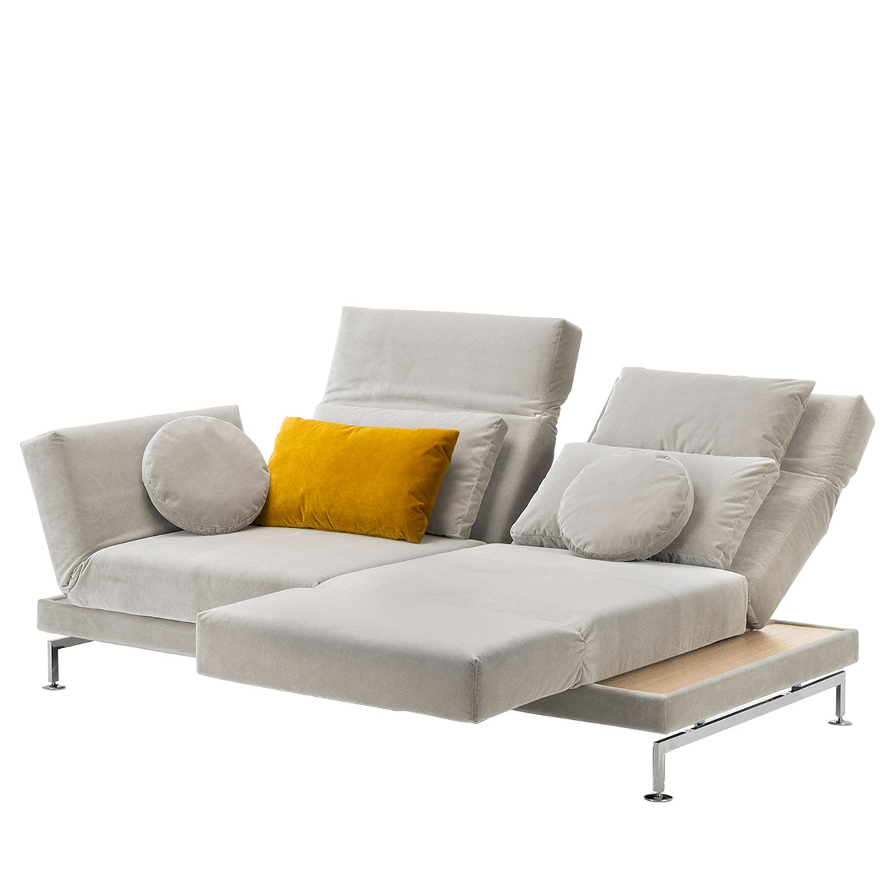 Beiges Sofa. Der rechte Sitzplatz ist zur Relaxposition umgeschwenkt. 