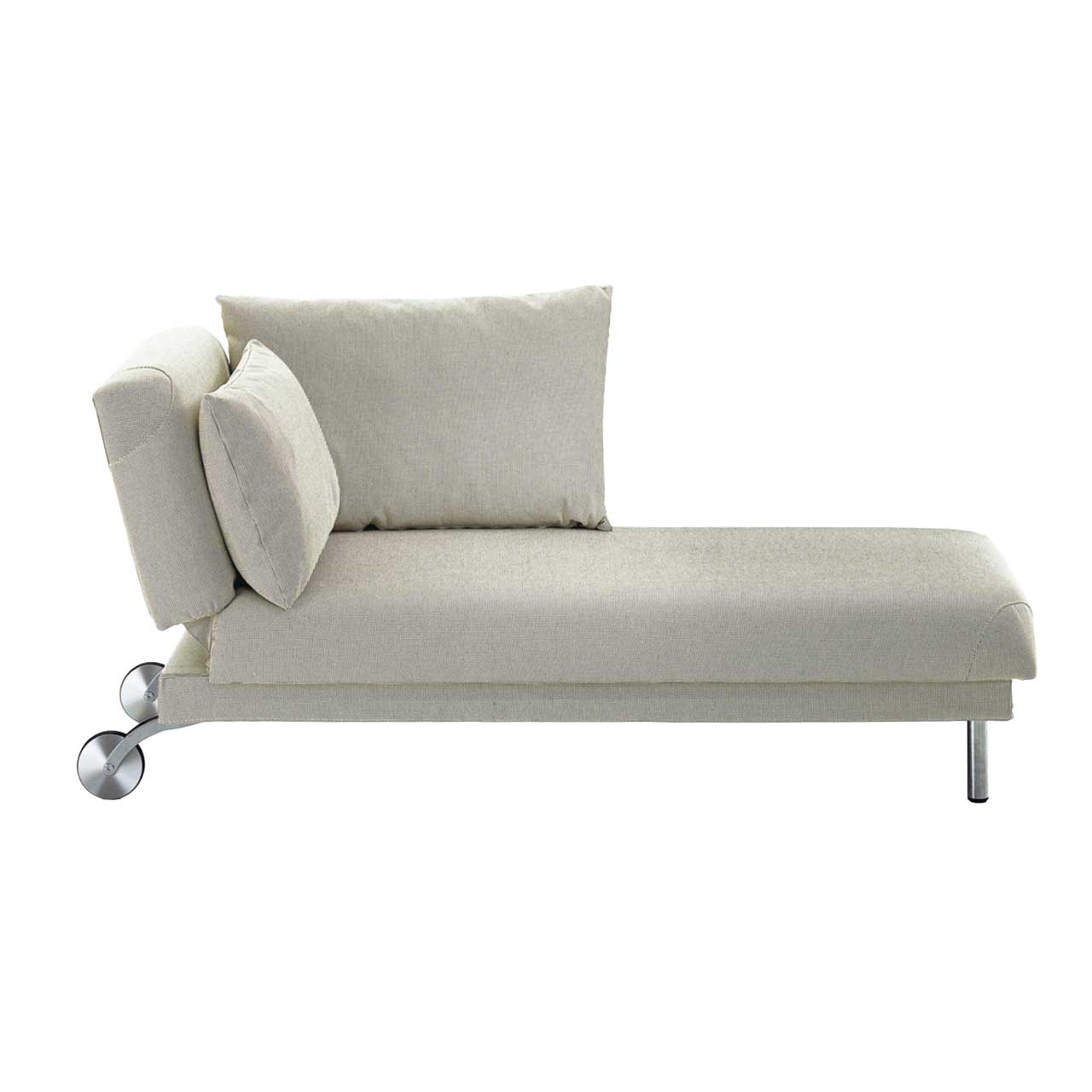 Recamiere in beigem Stoff mit Füßen in chrom an der kurzen Seite rechts und mit Alurollen links. Mit Armlehne rechts.