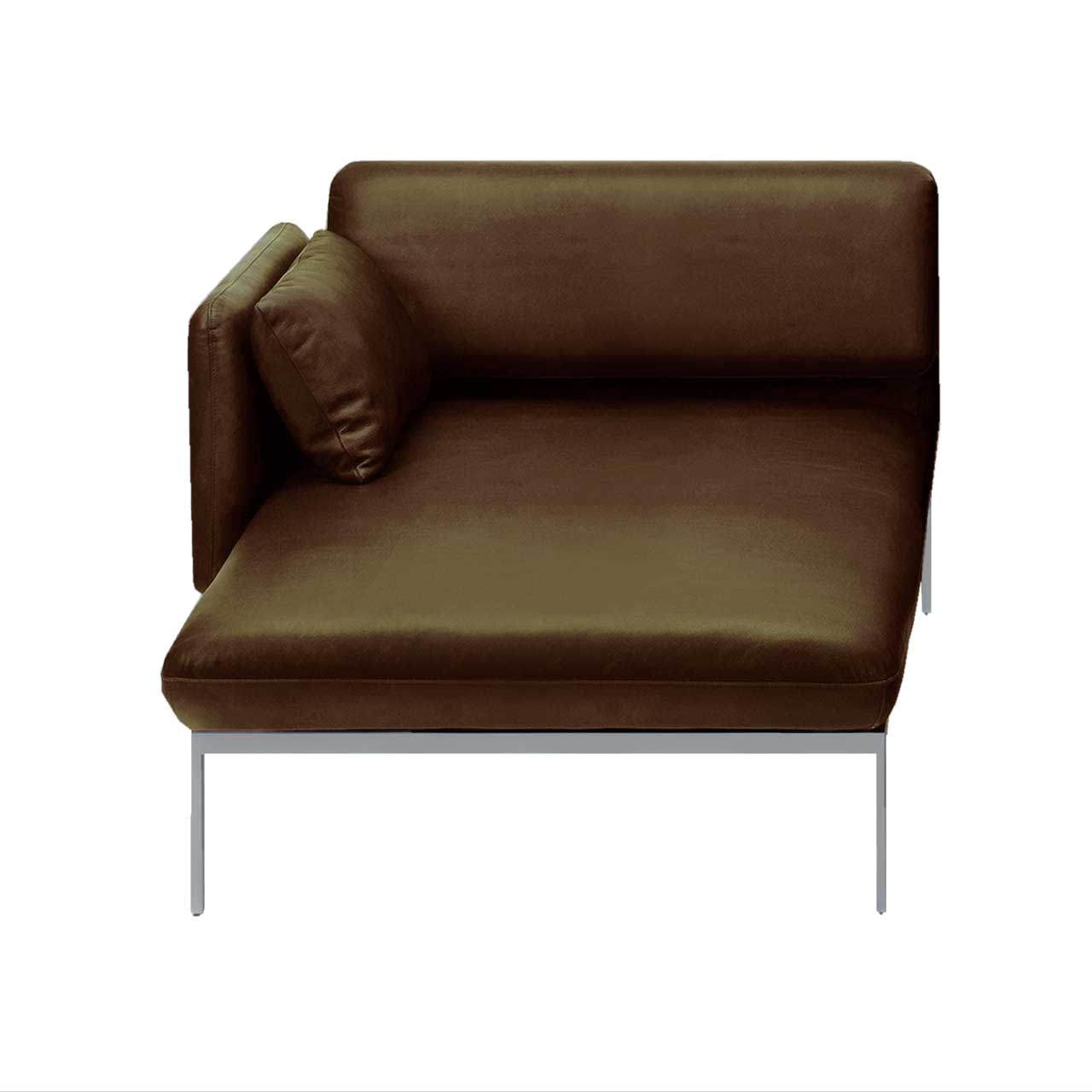 Der Longchair der Serie roro small classic mit verschiebbarer Armlehne links in braunem Leder.