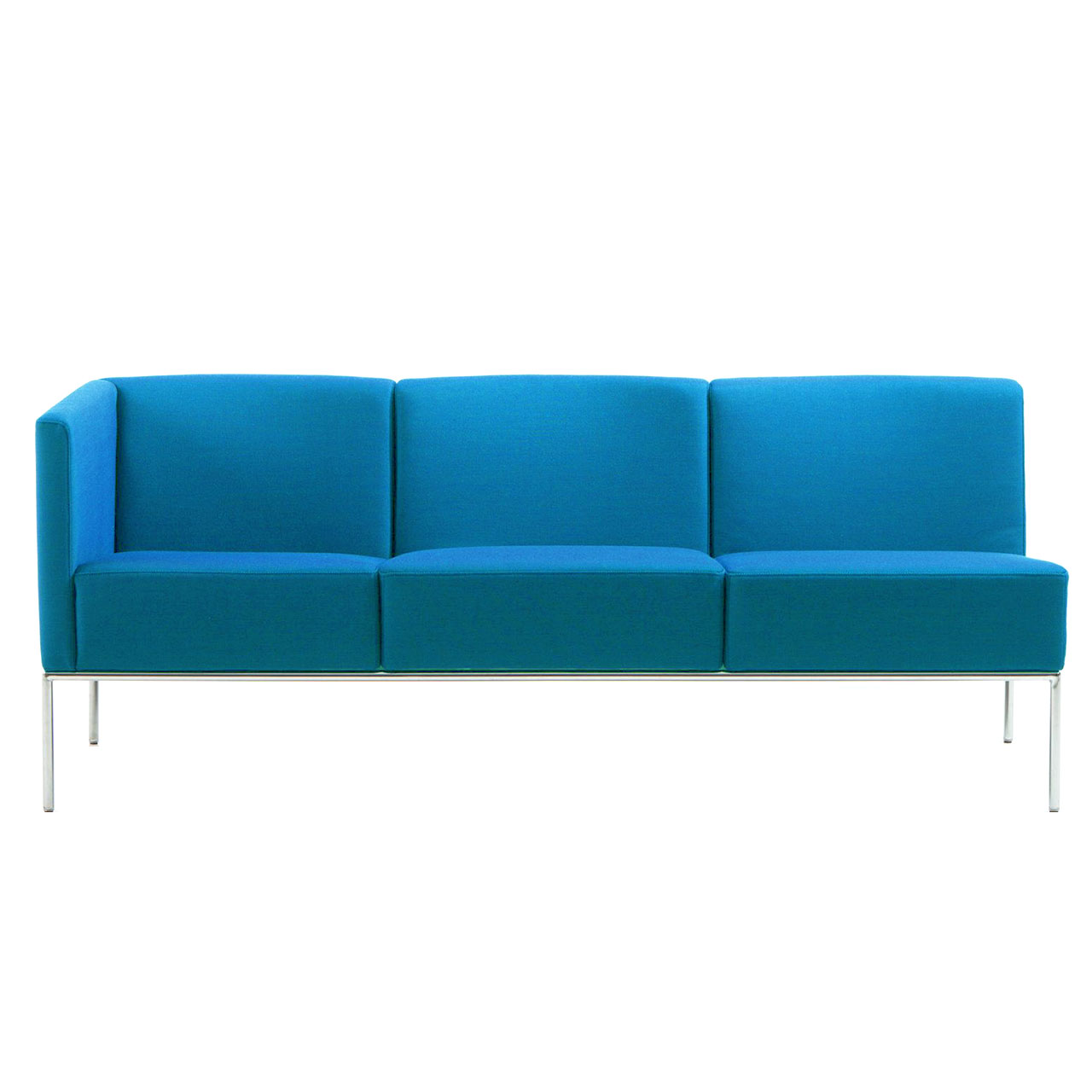 Ein Sofa der Serie add1 mit 3 Sitzen und einer Armlehne links in der Stofffarbe dunkelblau. Das Untergestell ist mattchrom lackiert.
