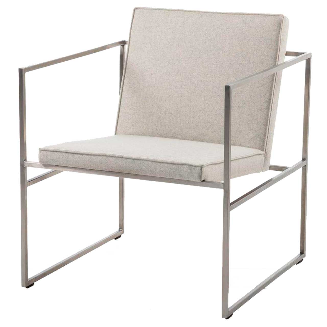 Filigraner Sessel mit weißem Stoff bezogen. Das Untergestell ist aus Metall.