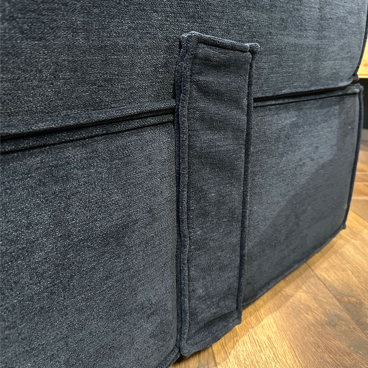 Die Halterung ist im selben Stoff bezogen wie das Sofa.