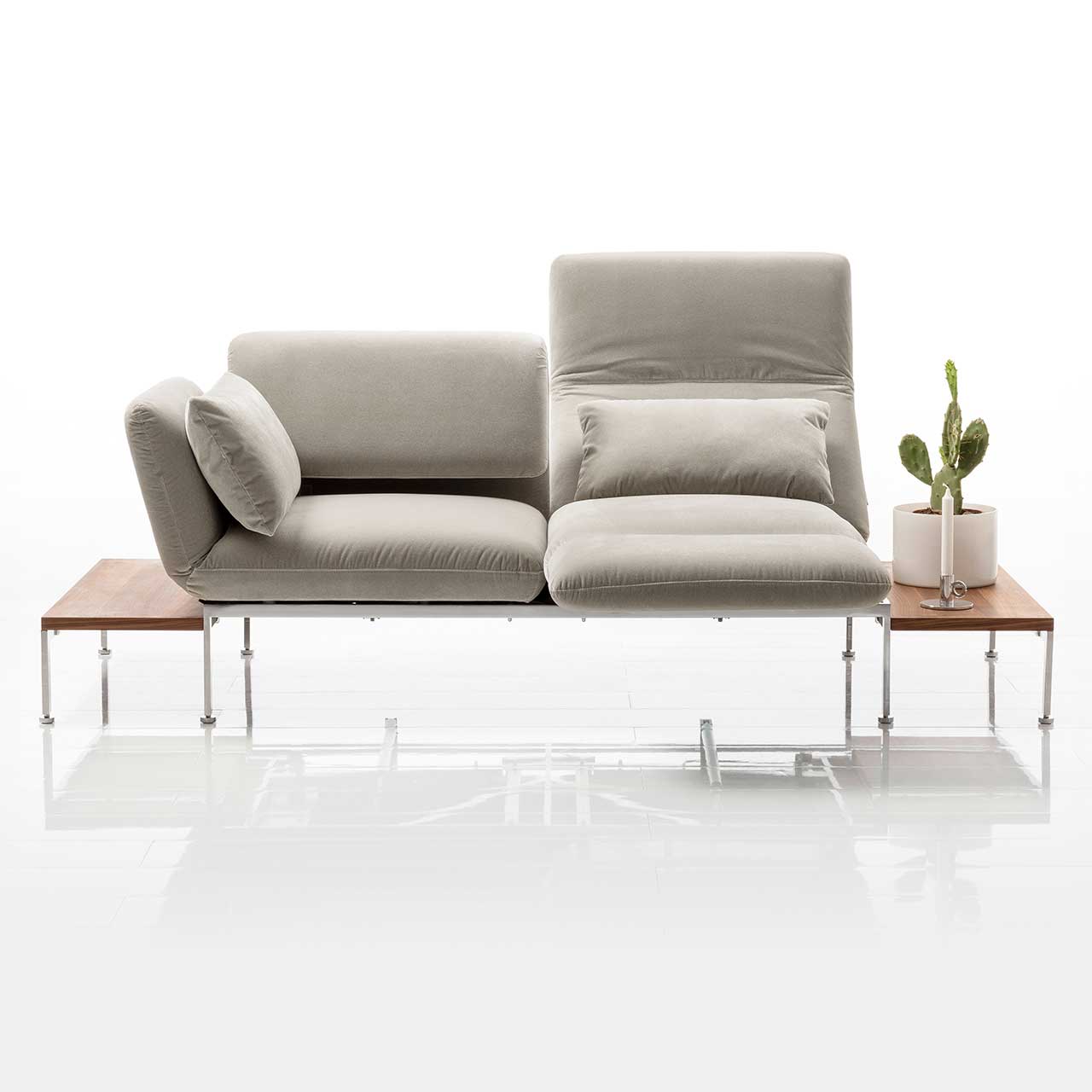 Sofa der Serie roro mit Andocktisch rechts und links in Nussbaum.