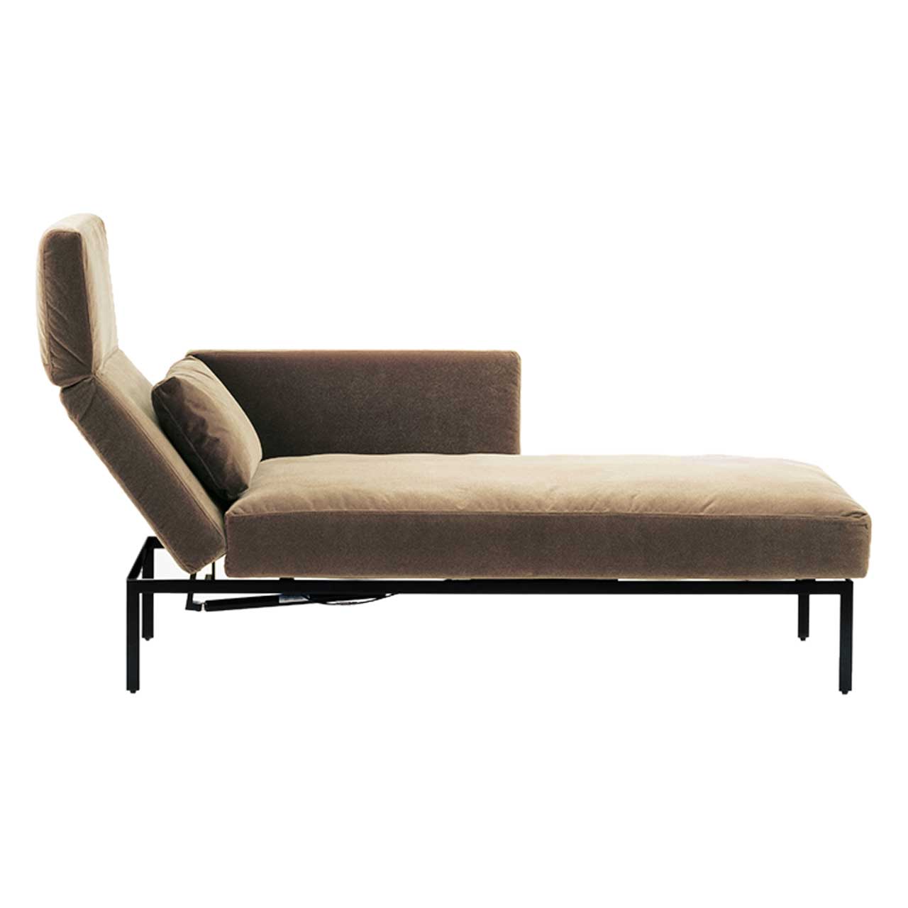 Seitenansicht auf Longchair in braunem Stoff mit Armlehne rechts der Serie roro small classic.