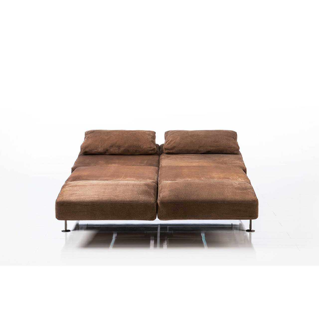 Dunkelbraunes Ledersofa. Die Armlehnen sind vorgeschwenkt, die Rückenlehnen komplett abgesenkt, so dass eine Liegefläche entsteht.