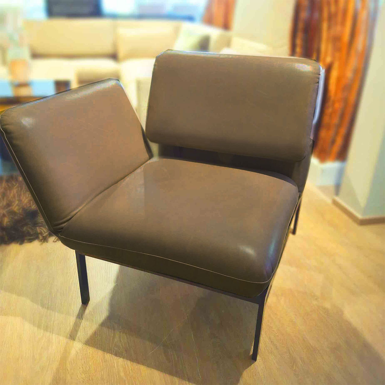 Sessel von brühl in braunem Leder.
