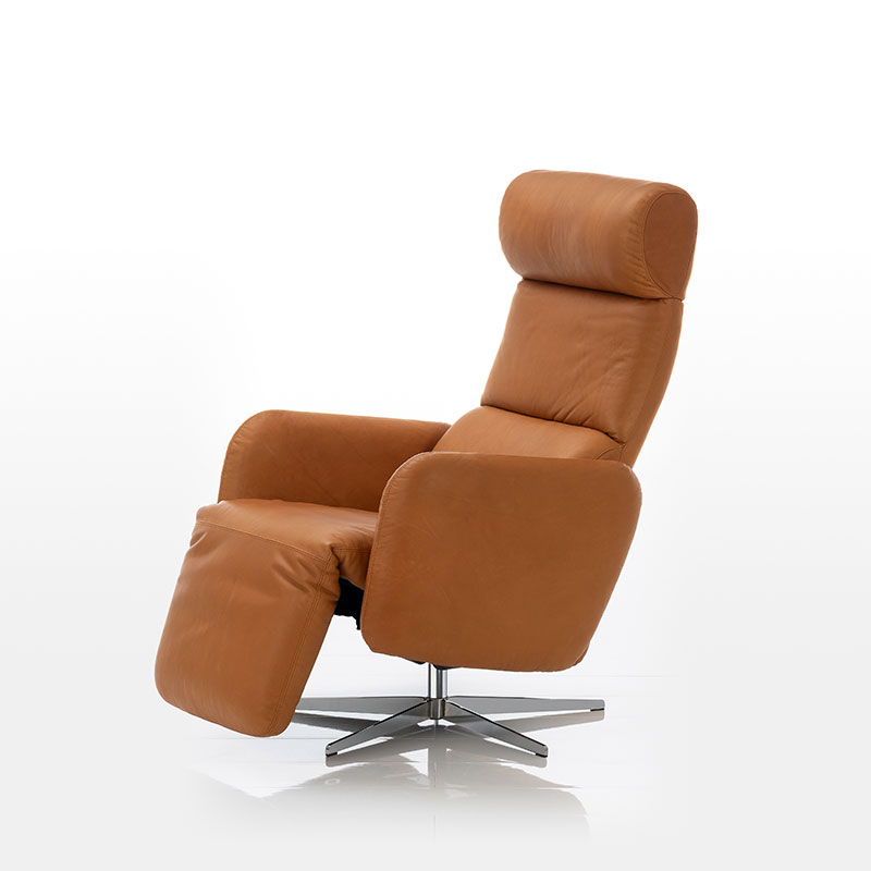 Elektrischer Relaxsessel in caramelfarbenem Leder.