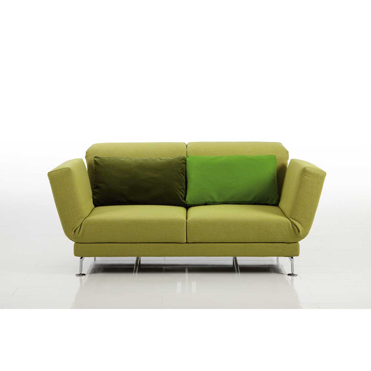 Hellgrünes Sofa mit Rückenkissen in einem dunkelgrün und einem grasgrün.