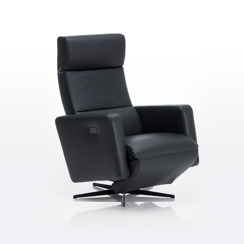 Elektrischer Relaxsessel in schwarzem Leder.