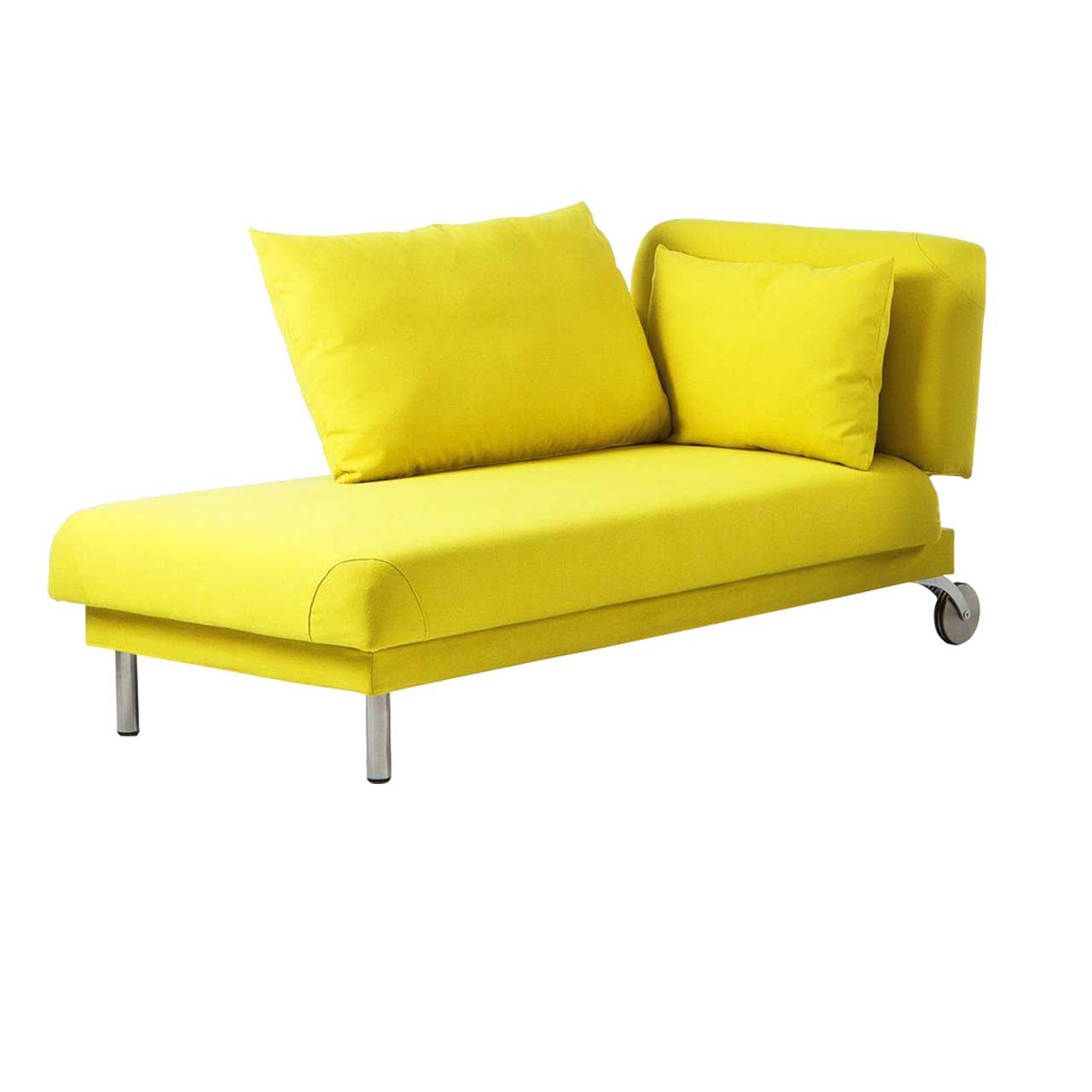 Recamiere in gelbem Stoff mit Füßen in chrom an der kurzen Seite links und mit Alurollen rechts. Mit Armlehne links.