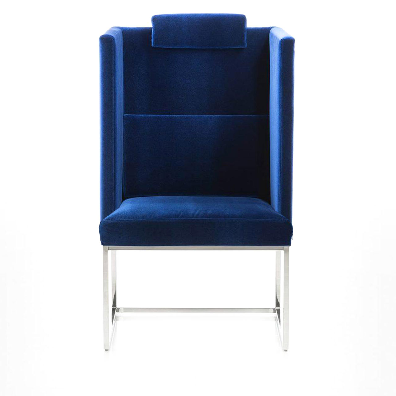 Blauer Sessel mit hohen, geschlossenen Seiten und hohem Rücken.