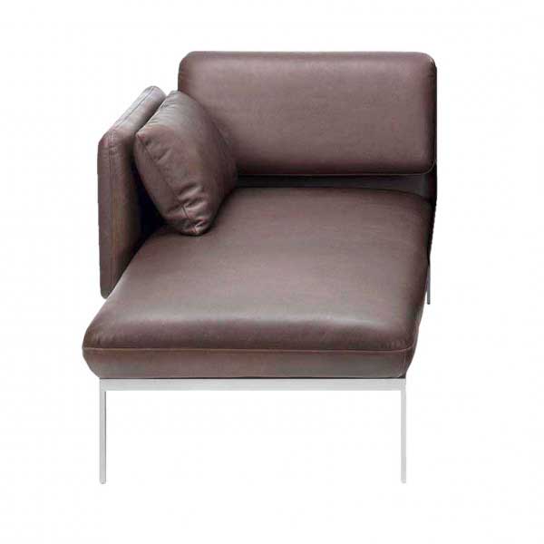 Longchair in braunem Leder mit Armlehne links der Serie roro medium classic.